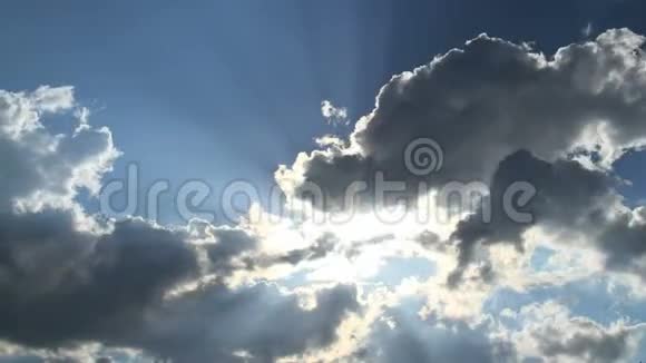 蓝天晴空美丽的云视频的预览图