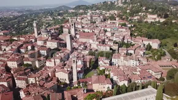 贝加莫意大利令人惊叹的无人机鸟瞰古镇市中心的景观历史建筑和塔楼视频的预览图