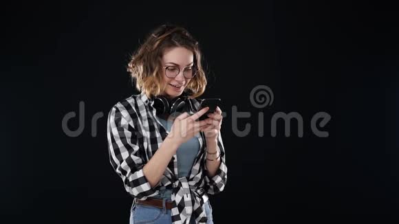欧洲时尚的年轻女性在手机屏幕上阅读时收到了好消息她被隔离在黑色的屏幕上视频的预览图