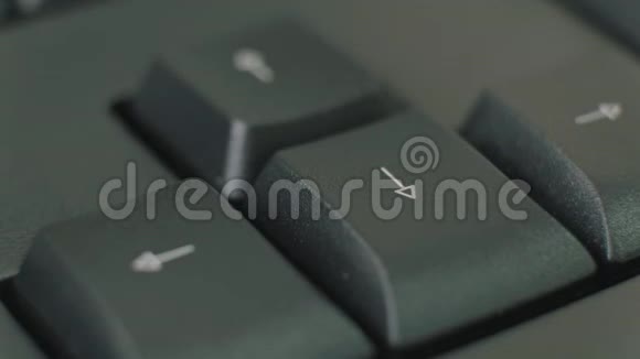 人的手指反复按下黑色键盘上的箭头键视频的预览图