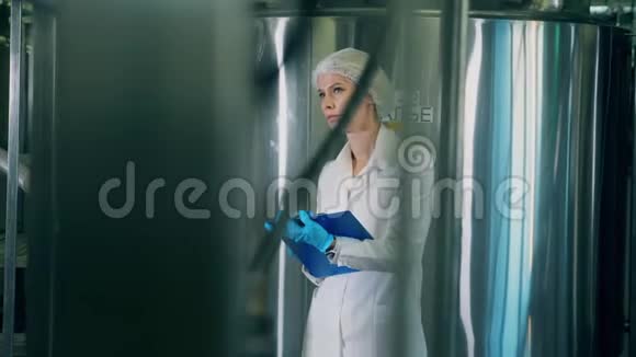 乳品厂工人在房间里检查机器视频的预览图