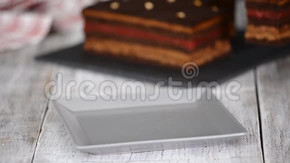 一块樱桃蛋糕和巧克力慕斯视频的预览图