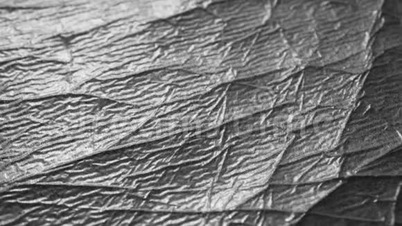 皱褶皱褶的破旧包装材料的银皱面视频的预览图