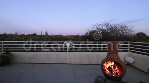 亚利桑那州的一个日落住宅装饰处视频的预览图