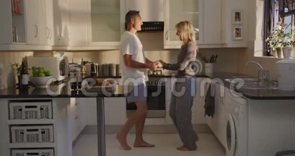 一对夫妇在厨房跳舞视频的预览图