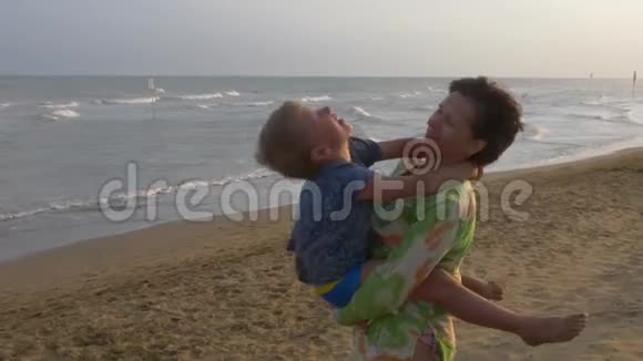 妈妈在海边拥抱儿子视频的预览图