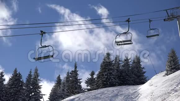 阿尔卑斯山滑雪缆车高山缆车冬季运动游客滑雪视频的预览图