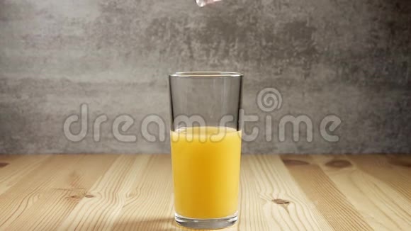 冰立方落入玻璃与橙汁慢动作视频的预览图
