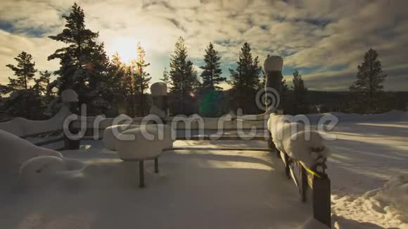 芬兰阴天的一个覆盖着雪的露台视频的预览图