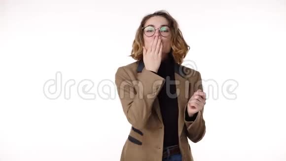 迷人的白种人年轻女性吹着嘴唇在工作室里发送大量的空气吻孤立在白色背景上视频的预览图