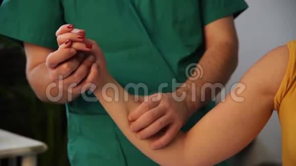 前臂按摩手腕按摩男性按摩治疗师在女性手上敏感点施加压力视频的预览图