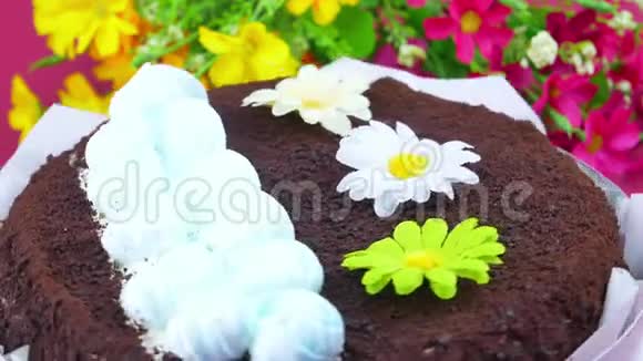 带有白色奶油花的节日巧克力蛋糕视频的预览图