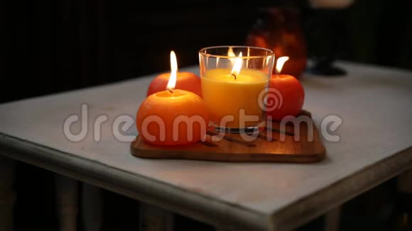 在一家美容院的床头柜上燃烧着橘子形式的香气蜡烛视频的预览图