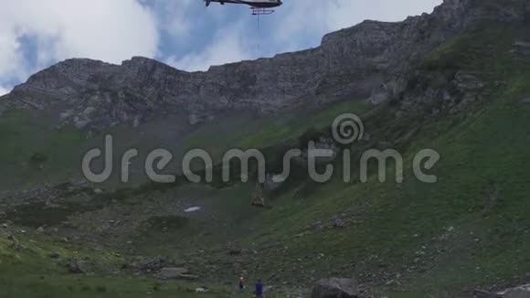 直升机在山上起飞视频的预览图