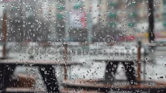窗玻璃上滴下的雨滴视频的预览图
