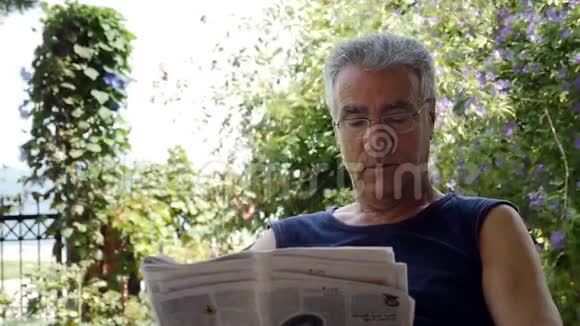 退休老人看报纸视频的预览图