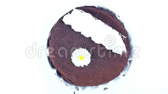带有白色奶油花的节日巧克力蛋糕视频的预览图