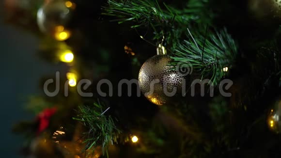 圣诞树上喜庆的彩球拍摄特写镜头视频的预览图