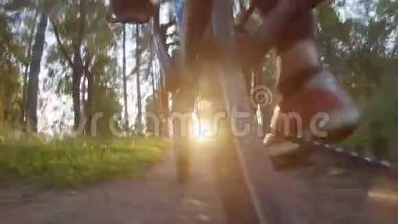 跟踪自行车车轮和踏板的运动镜头上下景视频的预览图