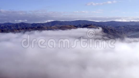 晨雾覆盖的山脉洛杉矶附近空中视频的预览图