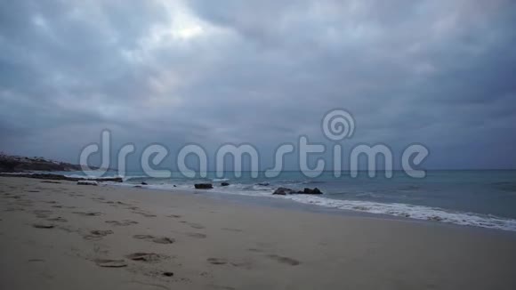 早晨的海滩天空阴沉视频的预览图