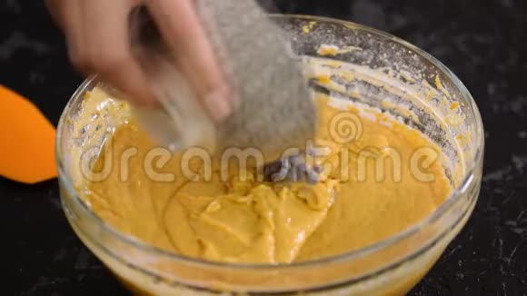 在碗里加入巧克力片和蛋糕面糊家庭烘焙视频的预览图