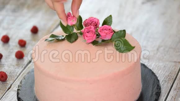 糖果师用玫瑰装饰粉红色蛋糕系列视频的预览图