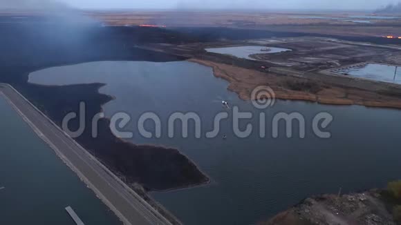 消防直升机在湖中取水空中观景视频的预览图