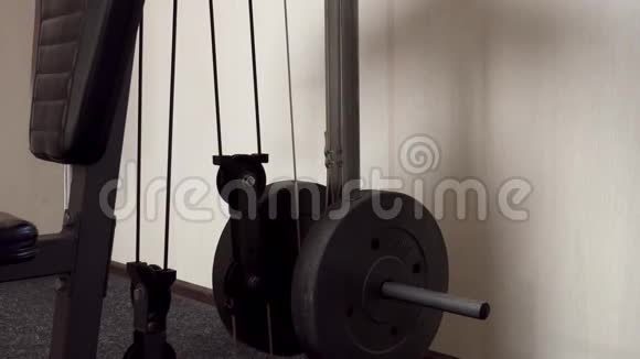 健身馆配有公斤和磅重的减肥机的贴身杠铃视频的预览图
