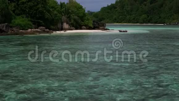 横观热带岛屿与船特雷斯岛马河塞舌尔视频的预览图