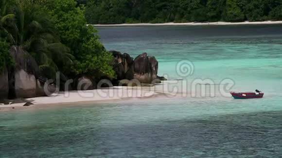 横观热带岛屿与船特雷斯岛马河塞舌尔视频的预览图