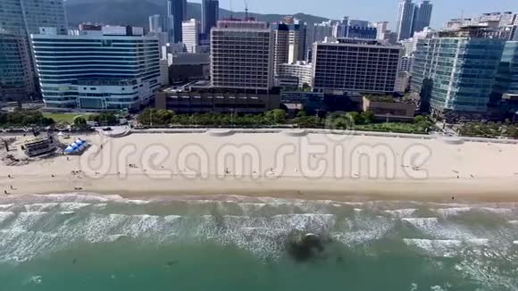 韩国釜山海恩达海滩沙滩节鸟瞰图视频的预览图