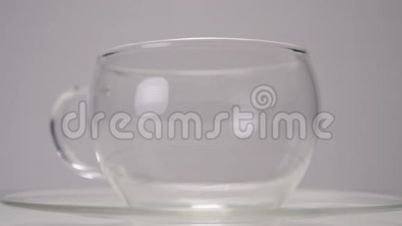 红茶倒入玻璃透明杯早餐提供明亮的芳香饮料视频的预览图