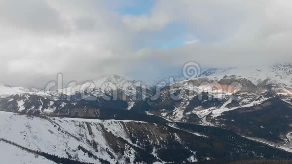 白雪覆盖着蓝天上美丽的山峰视频的预览图