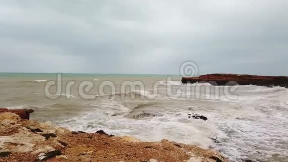 风暴来临前海浪正撞击着岛屿的岩石悬崖4k视频的预览图