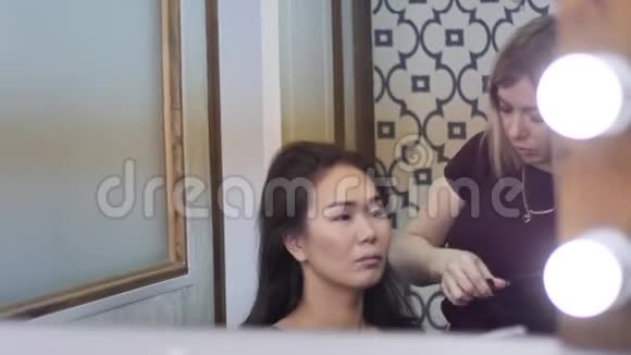 化妆师用东方的外表组成一个美丽的女人亚洲模特为假期化妆视频的预览图
