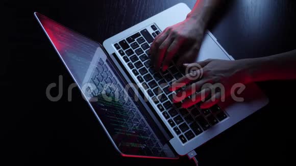 电脑黑客编程和破解密码手在笔记本电脑屏幕上打字关闭手抚摸k的详细镜头视频的预览图