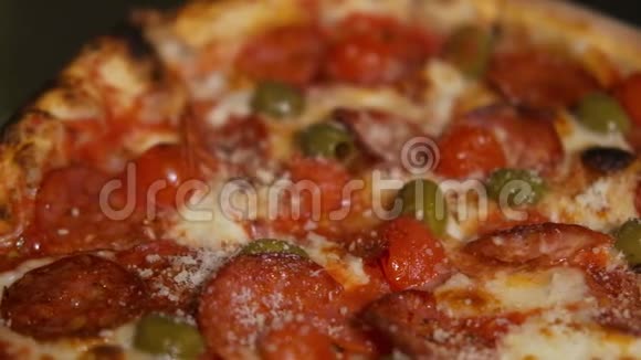 厨师面包师的手统一添加意大利香肠到比萨饼披萨艺术披萨的制作过程视频的预览图