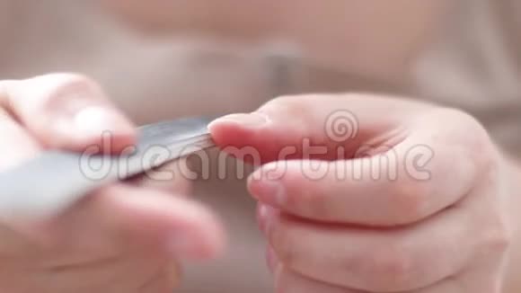 女人用指甲锉抛光指甲身体护理美甲视频的预览图
