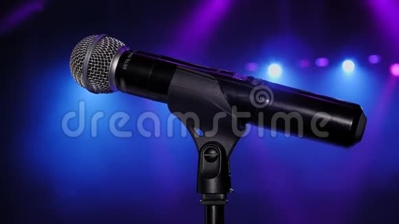 一个歌手的特写镜头他的手在一个舞台上视频的预览图