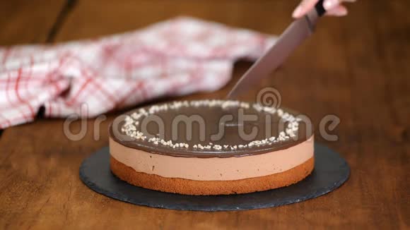 糖果手用刀切巧克力慕斯蛋糕视频的预览图