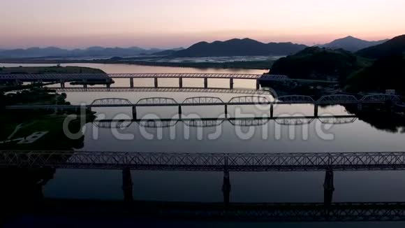 韩国庆南金海市纳东河上的三郎津大桥鸟瞰图视频的预览图