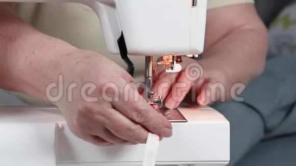 女人用缝纫机的手视频的预览图
