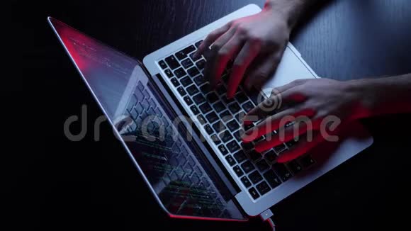 男性手在笔记本电脑屏幕上编码计算机上的手指编程开发网页开发人员黑客在笔记本电脑键盘上打字视频的预览图