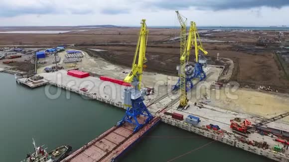 俄罗斯Temryuk商业海港驳船上装载起重机视频的预览图