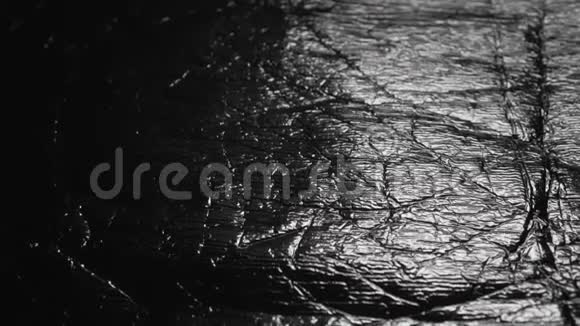 皱褶皱褶的破旧包装材料的银皱面视频的预览图