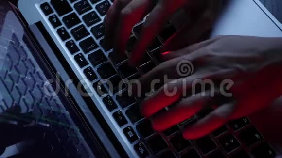 在笔记本电脑键盘上输入黑客手指手在电脑屏幕上编码网页脚本男性黑客电脑视频的预览图