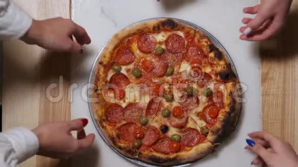 手拿着所有的披萨意大利香肠丢了披萨在餐馆里吃番茄意大利香肠披萨的人视频的预览图