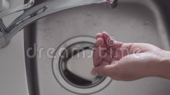 用肥皂洗手20秒杀死病毒视频的预览图