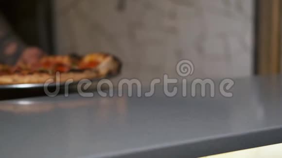 意大利香肠比萨饼从那边放在桌子上新鲜出炉的披萨美味的快餐视频的预览图